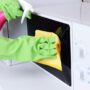 Как очистить микроволновку от грязи?