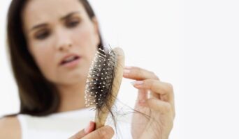 Сильно выпадают волосы: причины и как справиться с недугом?